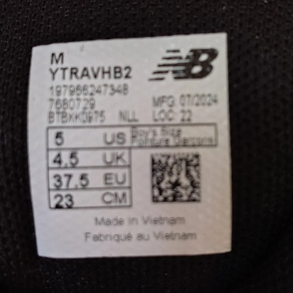 New Balance Kids Black/White Sneakers Size 5. - Picture 5 of 5